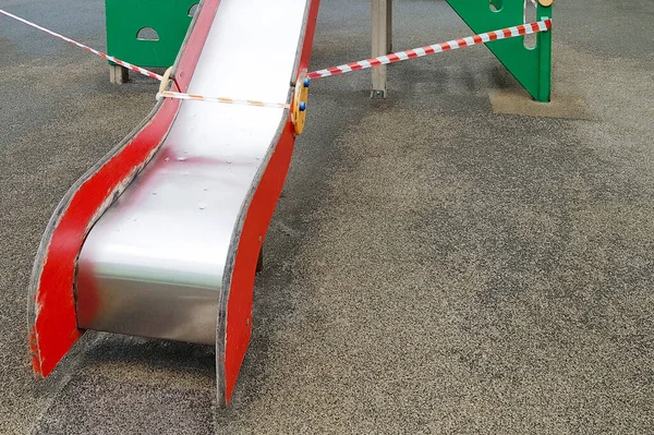 Corrediça Metal Para Crianças Montar Parque Envolto Com Fita Adesiva — Fotografia de Stock