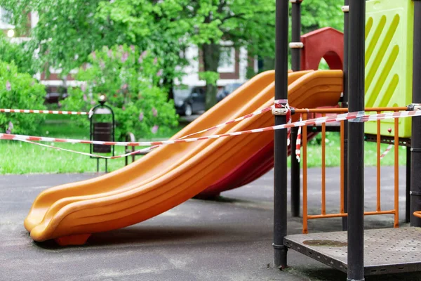 Tobogán Para Que Los Niños Puedan Montar Patio Recreo Está —  Fotos de Stock