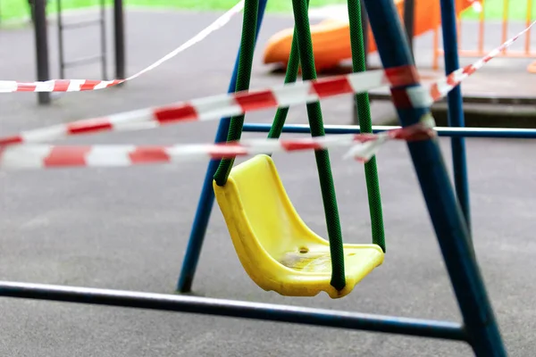 Balançoire Jaune Pour Enfants Dans Parc Enveloppée Ruban Adhésif Rouge — Photo