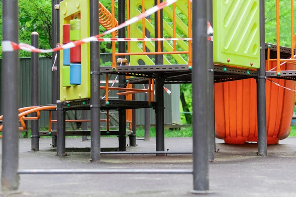 Parc Jeux Pour Enfants Est Enveloppé Dans Ruban Adhésif Rouge — Photo