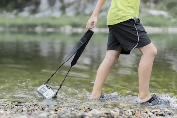 Ein Kind Steht Fluss Und Zerstört Eine Spiegellose Fotokamera Das — Stockfoto