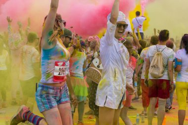 Moskova, Rusya - 2 Haziran 2019: Luzhniki spor kompleksi yakınlarında renkli bir yarış. Yıllık etkinlik sırasında kimliği belirsiz kişiler renk tozu atıyor.