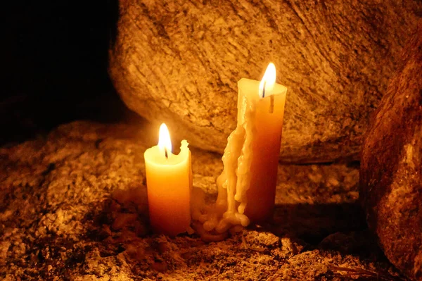 Zwei Brennende Kerzen Stehen Der Abenddämmerung Auf Den Felsen Konzept — Stockfoto