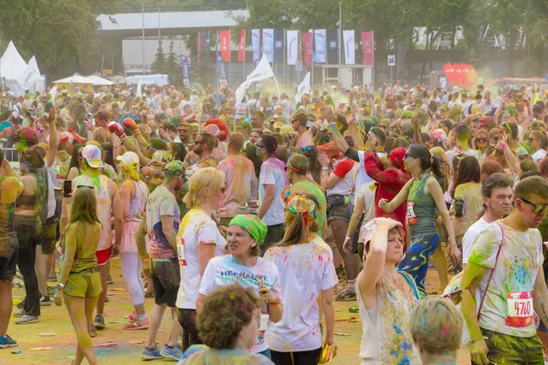 俄罗斯莫斯科 2019年6月2日 在卢日尼基体育场附近举行丰富多彩的比赛 色彩赛跑是一个全俄的有趣的活动 有成千上万的快乐的人参加 — 图库照片