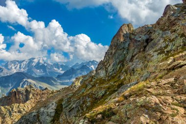 Kümülüs bulutlu resimli dağ manzarası. Vahşi yaşam. Yürüyüş. Gündüz.