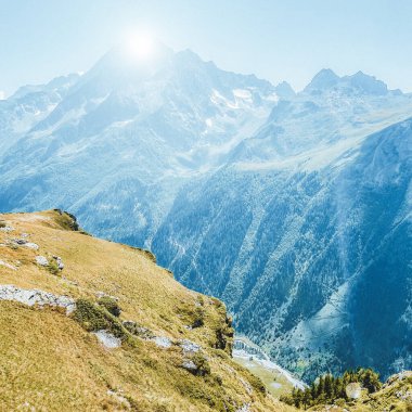 Parlak güneş dağın tepesinin arkasında saklanır. Tepeden manzara. Bulutsuz gökyüzü ve doğal uzay. İş düşüncesi, iyi bir fikir ya da mesaj. Yaşam biçimi