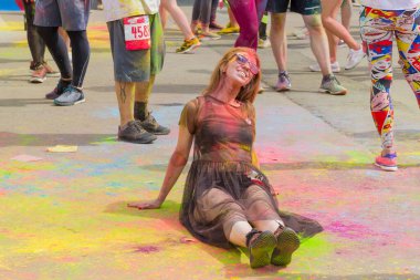 Moskova, Rusya - 2 Haziran 2019: Luzhniki spor kompleksi yakınlarında renkli bir yarış. Renk Koşusu, birkaç bin yarışmacının katıldığı, tamamen Rusya 'ya ait mutlu bir etkinlik..
