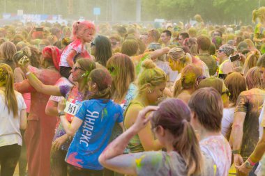 Moskova, Rusya - 2 Haziran 2019: Luzhniki spor kompleksi yakınlarında renkli bir yarış. Renk Koşusu, kazanmak isteyen Rusların ev sahipliği yaptığı eğlenceli bir etkinliktir..
