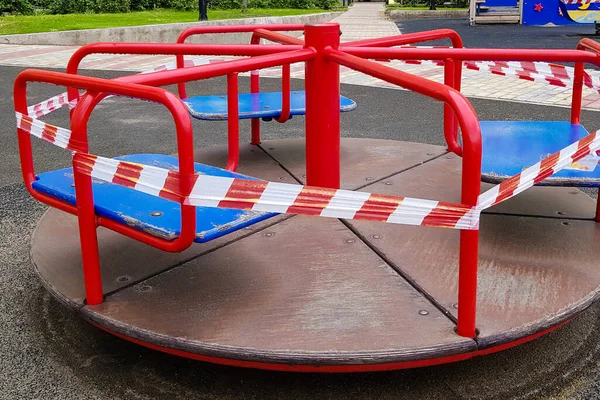 Carrossel Vermelho Parque Envolto Com Uma Fita Adesiva Livre Proibição — Fotografia de Stock