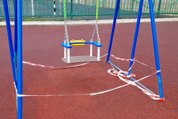 Columpio Azul Los Niños Parque Deportes Parque Envuelto Con Cinta —  Fotos de Stock