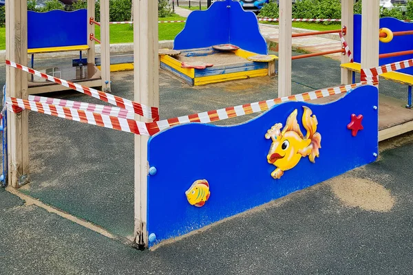 Uma Caixa Areia Infantil Parque Envolta Com Fita Adesiva Vermelha — Fotografia de Stock