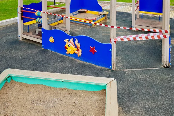 Детская Песочница Детской Площадке Парке Завернутая Красной Барьерной Лентой Улице — стоковое фото