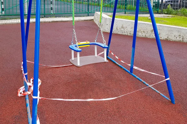 Balançoire Bleue Pour Enfants Sur Une Aire Jeux Sportive Dans — Photo