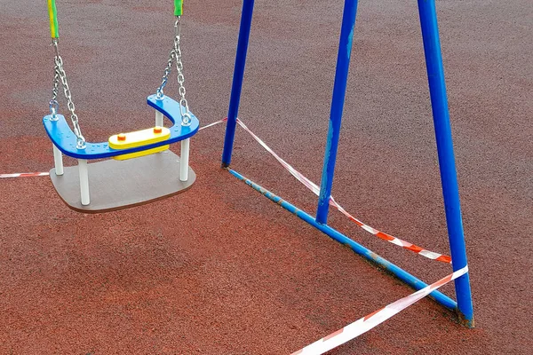 Balanço Azul Das Crianças Playground Esportivo Parque Envolto Com Fita — Fotografia de Stock