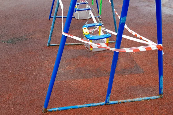 Balanço Azul Das Crianças Playground Esportivo Parque Envolto Com Fita — Fotografia de Stock