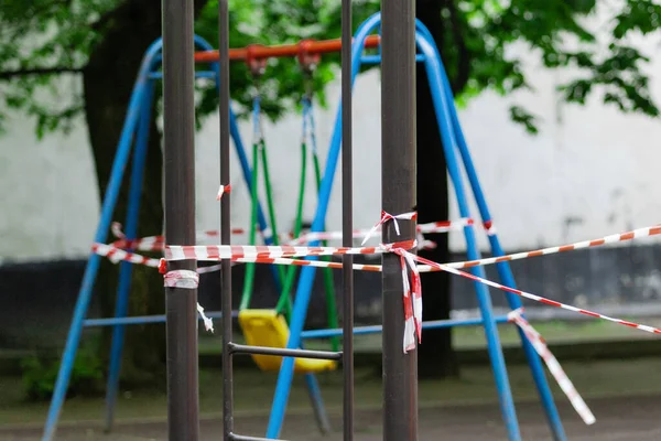 Parque Atracciones Deportes Para Niños Pequeños Está Envuelto Cinta Barrera —  Fotos de Stock