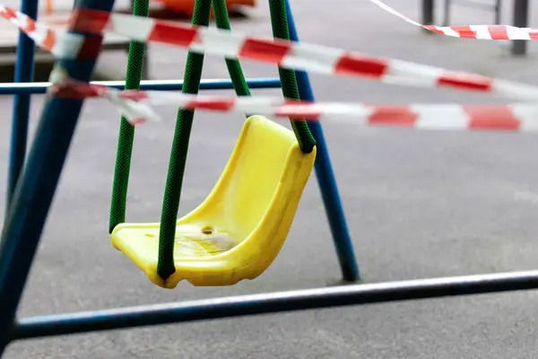 Columpio Amarillo Los Niños Parque Deportes Parque Envuelto Con Cinta —  Fotos de Stock