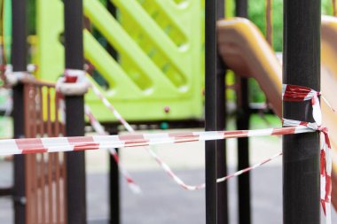 Çocuklar için eğlence ve spor parkı kırmızı bariyer bandına sarılmış durumda. Açık havada yürüyüş yasağı, Coronavirus gribi virüsünün önlenmesi covid-19. Hiç kimse. seçici odak
