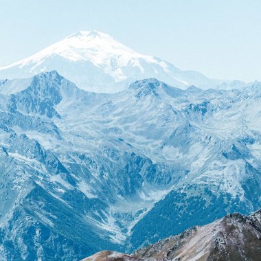Bulutsuz gökyüzü manzaralı bir dağ manzarası. Vahşi yaşam. Dağcılar için bir cennet. Gündüz vakti. Tonal mavi perspektif.