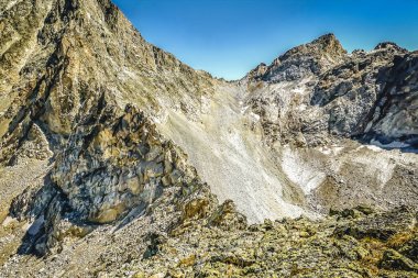 Bulutsuz gökyüzü manzaralı bir dağ manzarası. Vahşi yaşam. Dağcılar için bir cennet. Gündüz vakti. Doğa