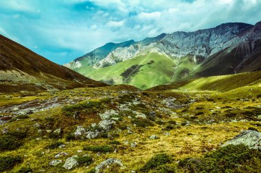 Kümülüs bulutlu resimli dağ manzarası. Vahşi yaşam. Yürüyüş. Gündüz vakti. sihirli sade