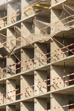 Genç aileler için yeni bir konut inşaatı. Teknoloji, iş, gayrimenkul, ipotek. Güneşli açık bir gün.