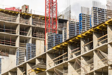 Genç aileler için yeni bir konut inşaatı. Konsept iş, gayrimenkul, ipotek. Güneşli açık gün, geniş görüş açısı.