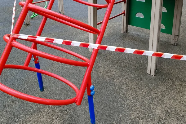 Estrutura Metal Esportivo Infantil Parque Envolto Com Fita Adesiva Vermelha — Fotografia de Stock