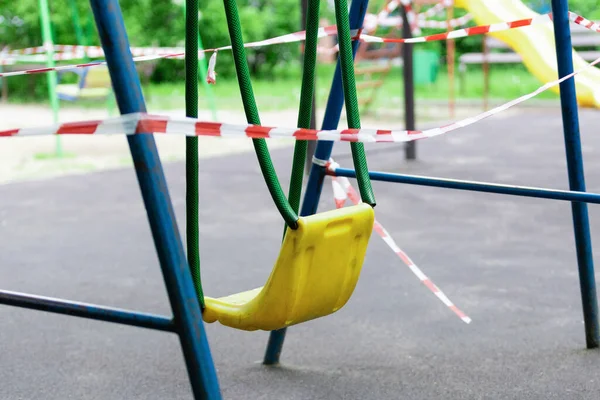 Balançoire Métal Jaune Pour Enfants Sur Une Aire Jeux Sportive — Photo