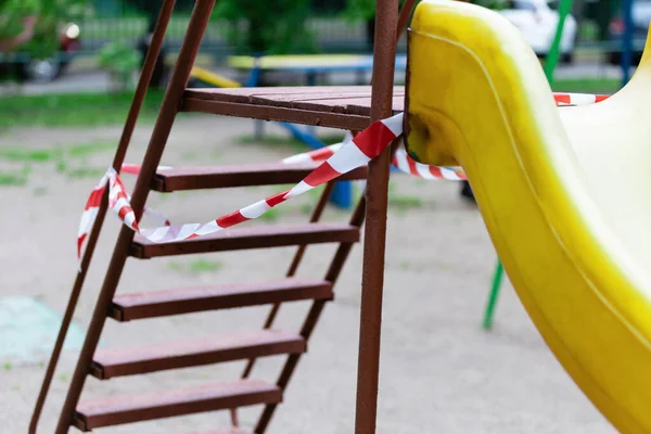 Tobogán Amarillo Con Escaleras Parque Infantil Está Envuelto Cinta Barrera —  Fotos de Stock