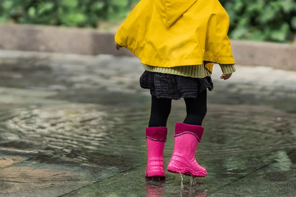 Uma Menina Bonita Uma Capa Chuva Amarela Botas Borracha Rosa — Fotografia de Stock