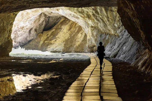 Mulher Viu Dourado Brilhante Estrada Como Sair Caverna Vai Direção — Fotografia de Stock