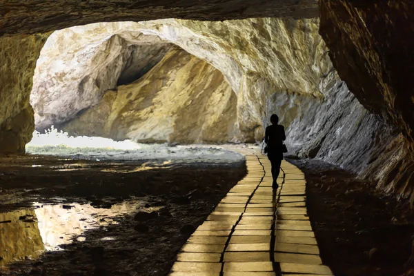 Donna Visto Dorato Luminoso Strada Come Uscire Dalla Grotta Verso — Foto Stock