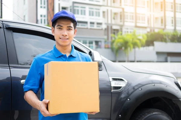 Levering Messenger Man Met Kartonnen Doos Buiten Het Magazijn — Stockfoto