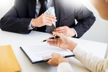 Bozuk işadamı, ya da politikacı rüşvet yüz dolar faturaları şeklinde. üst düzey görevliler arasından