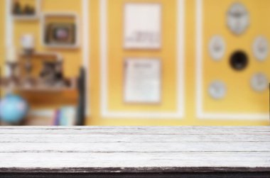 Seçilen odak boş kahverengi ahşap masa ve kafeterya bokeh görüntü ile arka plan bulanıklık. Fotomontaj veya ürün ekran.