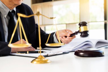 Erkek yargıç avukat sondaj blok içinde A mahkeme çarpıcı tokmak