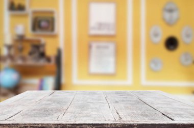 Seçilen odak boş kahverengi ahşap masa ve kafeterya bokeh görüntü ile arka plan bulanıklık. Fotomontaj veya ürün ekran.