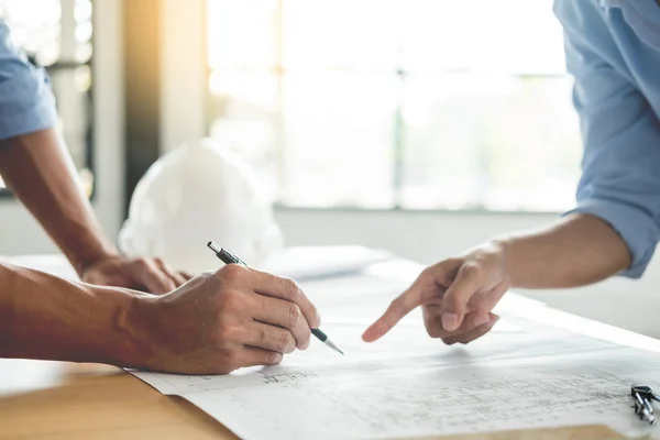 Närbild Personens Ingenjör Ritning Plan Blå Handavtryck Med Arkitekten Utrustning — Stockfoto