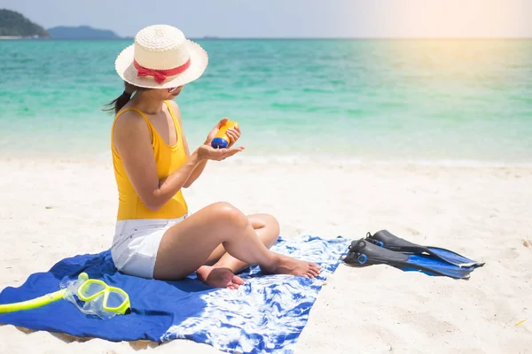 Loción Bronceadora Joven Sonriente Playa Aplicando Crema Bloqueadora Solar Recipiente — Foto de Stock