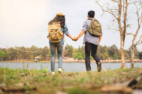 Buiten Schot Van Gelukkige Jonge Liefdevolle Paar Wandelaars Vallei Van — Stockfoto