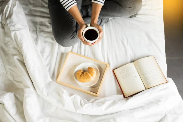 Kvinna Läsa Bok Eller Tidning Och Dricka Kaffe Frukost Sängen — Stockfoto