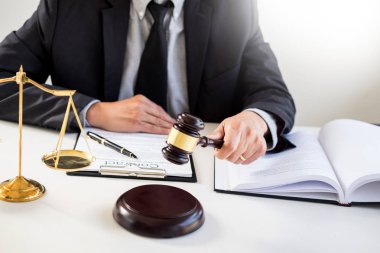 Erkek yargıç avukat sondaj blok içinde A mahkeme çarpıcı tokmak