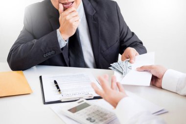 Bozuk işadamı, ya da politikacı rüşvet yüz dolar faturaları şeklinde. üst düzey görevliler arasından