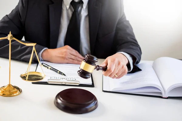 Male Judge Lawyer Courtroom Striking Gavel Sounding Block — Stock Photo, Image