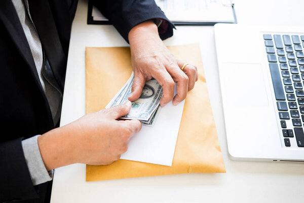 бизнесмен, считающий деньги за столом, бухгалтерская концепция
.