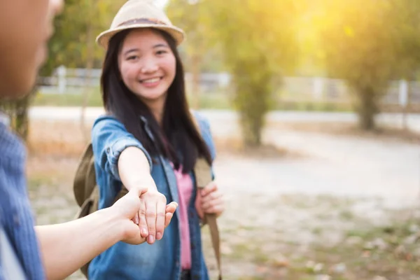 Foto Aire Libre Jóvenes Felices Amantes Excursionistas Valle Montaña Divirtiéndose — Foto de Stock