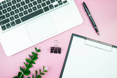 Kadın şık tablo. Boş beyaz kağıt boş alan ve resepsiyon üzerinde pastel pembe çiçekli kalem dergiler, Web siteleri, medya, Instagram için çalışma alanı. Düz yatıyordu, en iyi görünümü