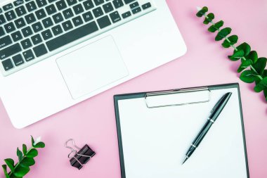 Kadın şık tablo. Boş beyaz kağıt boş alan ve resepsiyon üzerinde pastel pembe çiçekli kalem dergiler, Web siteleri, medya, Instagram için çalışma alanı. Düz yatıyordu, en iyi görünümü