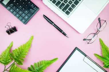 Ofis tablo büro bilgisayarı, yeşil yaprakları palmiye, pano kadınsı masa üstü ile. düz yatıyordu resim çalışma alanı ve kopya alanı